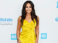 Demi Lovato w klasycznej żółtej sukni